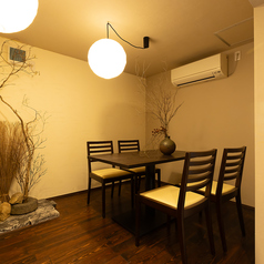 20～最大50名様まで対応可能なフロア貸切を承っております。周りを気にせずわいわいと楽しめるプライベート空間は、大規模な会社宴会や歓送迎会、イベントやパーティーなどの大人数の集まりに最適です。お得なコースと飲み放題をご利用いただき、記憶に残る楽しいひとときをお過ごしください。お気軽にご相談ください。