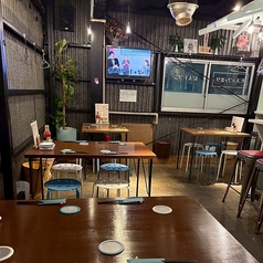 仲間と囲める開放感あるテーブル配置