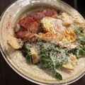 料理メニュー写真&nbsp;鎌倉ベーコンと目玉焼きのシーザーサラダ