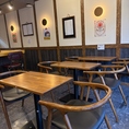 当店にはご友人とのお食事にぴったりな2名様用のテーブル席を4卓ご用意しております。ゆったりと間隔を空けて配置されているため周りを気にせず和やかな会話と美味しい洋食をお楽しみいただけます。休日のランチやお仕事帰りの気軽なディナーなど親しい方との大切なひとときを過ごすのにも最適な心安らぐ素敵な空間です！
