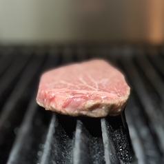 肉厚ステーキをヘルシーに仕上げるこだわりの調理法