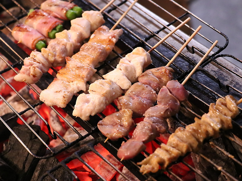 社長自ら焼き場に立ち、丹精込めて焼き上げる炭火焼鳥は香ばしくジュワっと溢れるうま味が最高の逸品