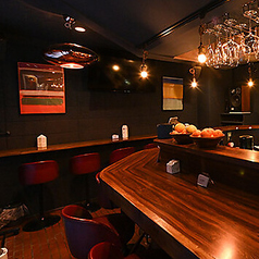 オシャレでシックな趣の店内にはカウンター席をご用意。