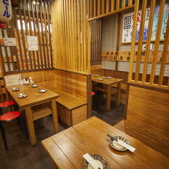 大衆感満載のテーブル席です。一人でサクッと飲みたい時も、じっくり語りたい時も、シーンを選ばずお使い頂けます。笑顔や空間の心地よさが自慢です。※内観写真はイメージです