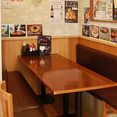 ちょっとしたお食事やご友人との少人数ランチ、デートなどにも使い勝手の良い3名掛けのテーブル席を1卓完備◎小規模な集まりに最適なサイズ感で、プライベートな会話を楽しみながら落ち着いて過ごせるのが嬉しいポイント。利便性の高いお席となっておりますので、普段使いから特別な日の利用まで、ぜひ気軽にご活用ください