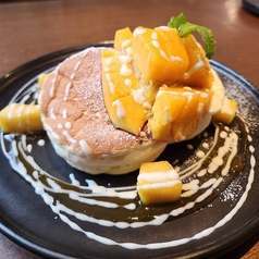 【8月限定】フレッシュマンゴーとヨーグルトソースの 焼きたてパンケーキ