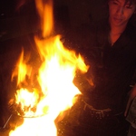 名物「名古屋コーチン地鶏の炭火焼き」の焼き場は豪快！！炎が印象的！！