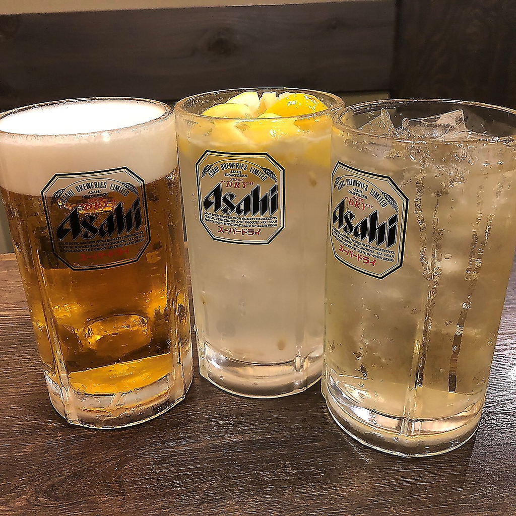 通常サイズだと物足りない！そんなあなたにメガサイズ♪がっつり飲みたい時にはメガジョッキで乾杯！