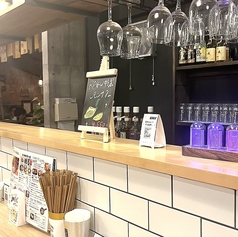 最大7名様が座れる広々としたスペースで、楽しさと会話が弾む絶好の場所です。かわいい白タイルをバックにしたおしゃれなデザインは、料理の写真を撮影するのにぴったり！色とりどりの美味しい料理を映えさせて、素敵な思い出をシェアできます。友達や家族と一緒に食事を楽しみながら、写真を撮るのも楽しみの一つ♪