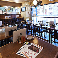 【懐かしさを感じる】テーブル席で仲間と語らうひととき