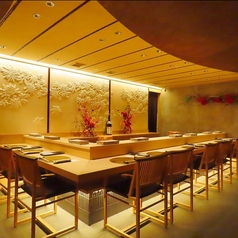 7名～9名でのカウンター席の利用が可能です。プライベート感があり、接待や会食、デートや記念日など特別なひとときを大切な方と共にお楽しみいただけます。落ち着いた雰囲気の中で、料理を心ゆくまでご堪能ください。