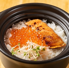 〆に最適な、ふっくらと炊き上げた人気メニュー「名物土鍋ご飯」の写真