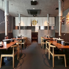 当店の貸切は最大45名様までの大規模な宴会が可能です！テーブル席を中心とした一体感のあるレイアウトで、会社全体の打ち上げや歓送迎会に最適。木の温もり溢れる広々とした店内で、特別な宴会を盛り上げます♪ 飲み放題付きコースと合わせて、大人数ならではの活気ある楽しいひとときを心ゆくまでお楽しみください◎