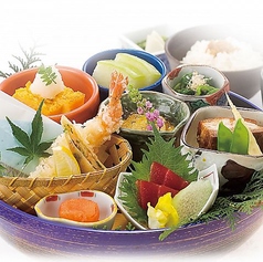 ランチにぴったり★彩り豊かな御膳や海鮮丼をご用意