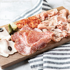 生ハムとサラミの盛合わせ