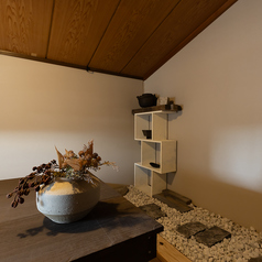 プライベート感を大切にした座敷の個室席は、足を伸ばしてゆったりとお寛ぎいただけます。2～3名様用の席は、親しいご友人との会食に最適です。周りを気にせず、美味しい韓国料理のコースを囲んで、心ゆくまで会話をお楽しみください。落ち着いた内観と居心地の良さが、特別な思い出を演出します。