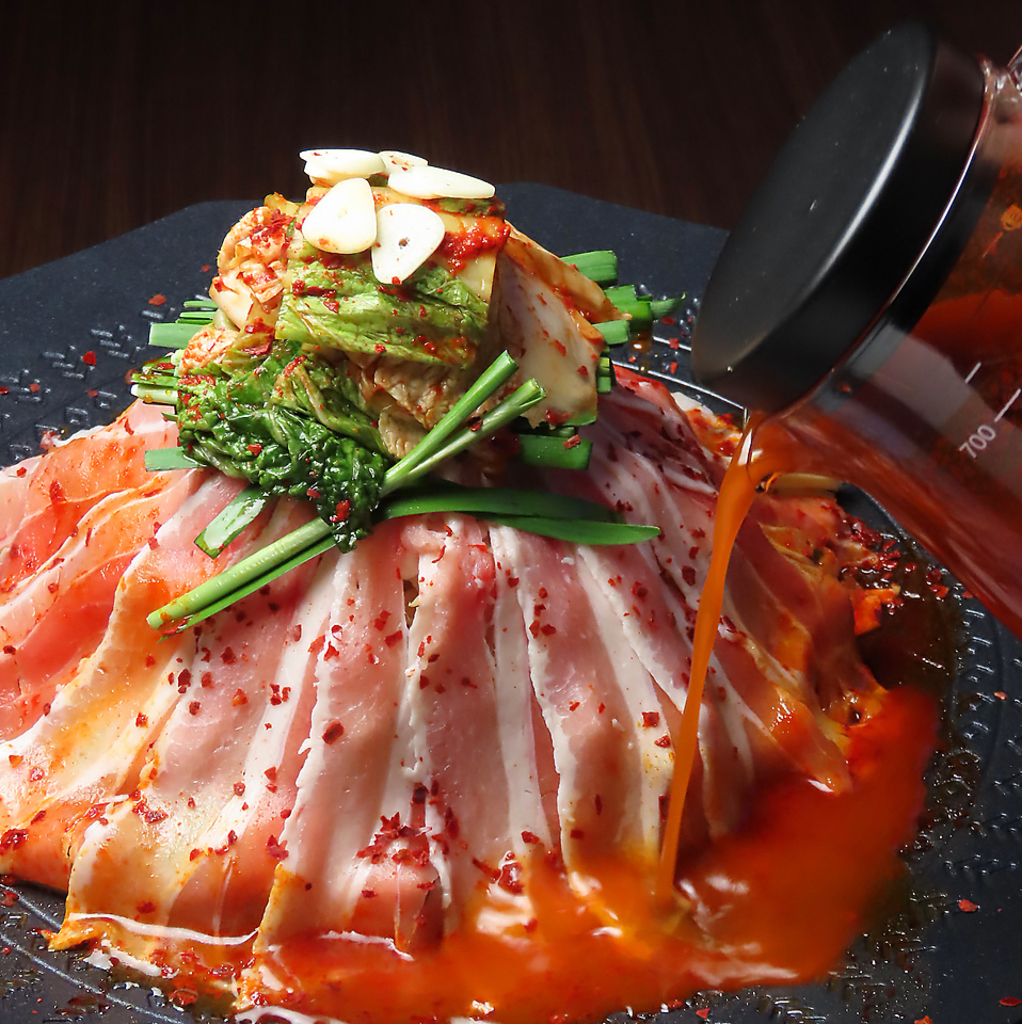 「しじみ炊き肉」 しじみの旨味と肉のコクが絶妙に調和した、栄養満点で贅沢な、心温まる一品です。