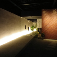 石畳から月明かりが照らすような入口