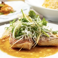 白身魚の中華蒸しには薬味たっぷりでクセになるお味です