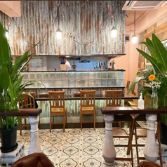 シェフの技を間近で観察できる特等席です。料理が作られる様子をライブで楽しむことができ、香りや音、そして視覚で五感を刺激します。一人でも、友人と一緒でも、カジュアルでリラックスした雰囲気の中、食事を楽しむことができます。料理への理解が深まるだけでなく、シェフとの会話も楽しめるのが魅力です。