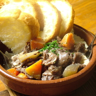自慢の煮込みやピザが人気♪各種宴会用コースもご用意◎