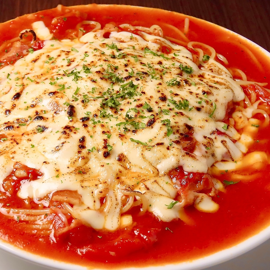 「溢れる絶望のトマトパスタ」濃厚なトマトソースが絡み、深い味わいと共に心を満たす絶品の一皿です