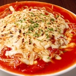 「溢れる絶望のトマトパスタ」濃厚なトマトソースが絡み、深い味わいと共に心を満たす絶品の一皿です