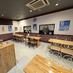 少人数でのご利用に便利なテーブル席もご用意しております◎仕事帰りのサク飲みや、仲の良い友人との語らいの場として最適！アットホームな隠れ家空間で、当店自慢の絶品お肉料理を存分にご堪能ください♪