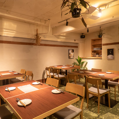 女子会や仕事仲間との飲み会、ご家族での団らんに。ゆったりとした配置のテーブル席は、会話を楽しみたいシーンに最適です。12卓完備しており、中規模の集まりにも柔軟に対応いたします。