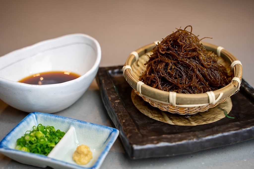 沖縄ならではの食材をふんだんに使用した料理たちを取り揃えております。沖縄の味をご堪能ください！