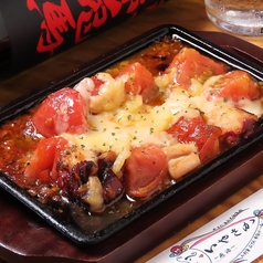 タコとトマトのにんにくチーズ焼き