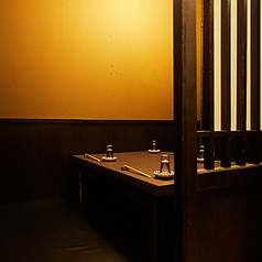 2～4名さま個室。和の穏やかさや、木の温もりが溢れる心地良い空間！店内はゆったりと寛げる個室席がございます。