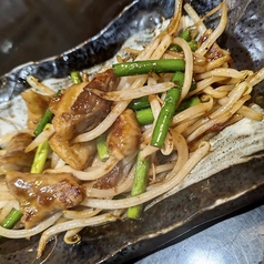 鉄板 ホルモン炒め(豚もつ・牛すじ)/とりハラミ焼き 各