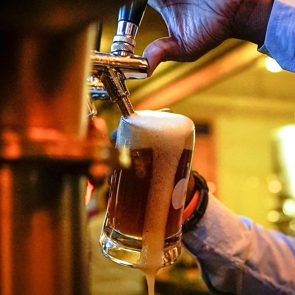 約60種類のドリンク飲み放題！広々としたバーカウンターでは冷えた生ビールや多彩なカクテルをご用意