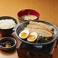 黒糖で煮込んだ豚の柔らか陶板煮定食