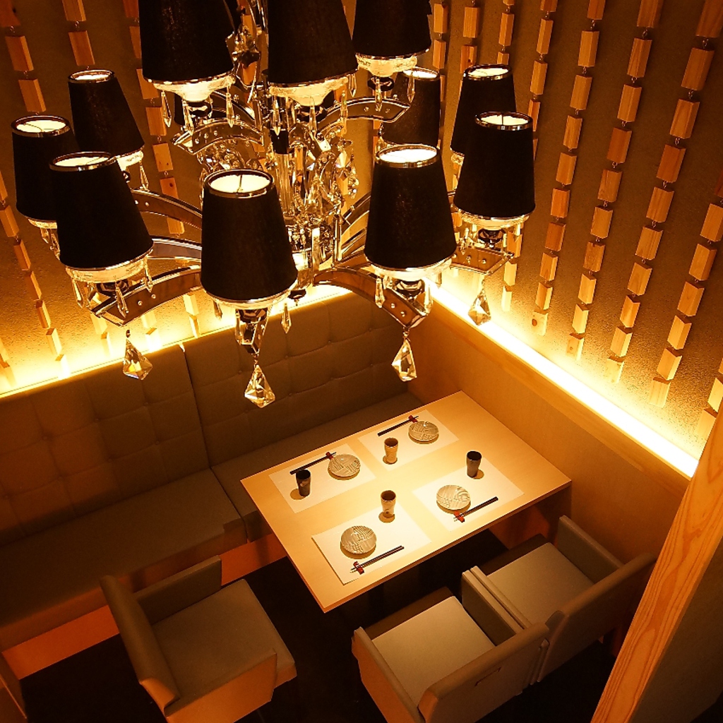 シャンデリア煌めく贅沢空間もおすすめ。