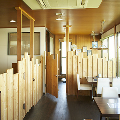 お友達とのおしゃべりや、お仕事の打ち合わせなど、様々なシーンや幅広世代の方にご利用いただける店内空間です。