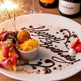 店内には、プライベート感を大切にした落ち着いた雰囲気の個室もございます。お誕生日や記念日といった特別なお祝いの日には、サプライズ演出のお手伝いも承りますのでぜひご相談ください。