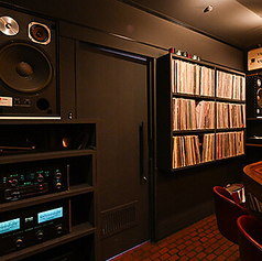 店内は貸切も可能です。(立食時は30人まで)落ち着いた内装で独自の空間を演出している当店は2次会や小規模のイベント、打ち上げなどにも最適です。詳細につきましてはお気軽にお問い合わせ下さい。