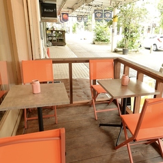 開放的なテラス席　４名×１、２名×１