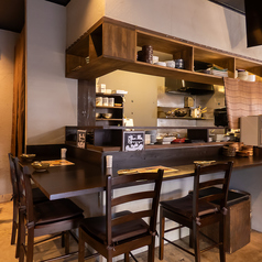 一人掛けのカウンター席を4席ご用意しております。おひとり様でも大歓迎ですので、気軽にご利用いただけます！会社帰りのサク飲みにも最適な空間です。お好きなお飲み物やお料理を楽しみながら、リラックスした時間をお過ごしください。