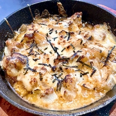 鉄板焼き屋の フランクフルト/焼き鳥グラタン