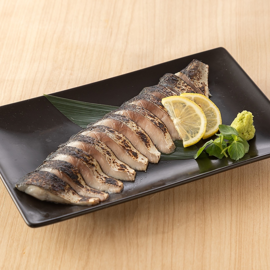 ボリュームたっぷりの楽蔵こだわりの炙り料理は焼酎や日本酒などのお酒と相性ピッタリ！