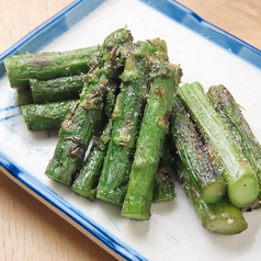 出汁に漬け込んだアスパラガスの炭火焼き