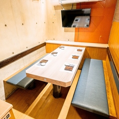 【少人数のお集まりや家族とのお食事にも当店は最適】木のテーブルと温かみのある照明が、落ち着いた雰囲気を演出します。合コンや女子会はもちろん、2次会などのちょい飲みにもぜひご利用ください。安心して食事や会話を楽しめる居心地のよい空間です。