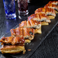 ＜名物＞鰻をサクサクのパイに乗せた新食感の鰻パイ