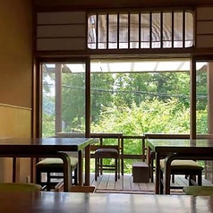 店内のテーブル席