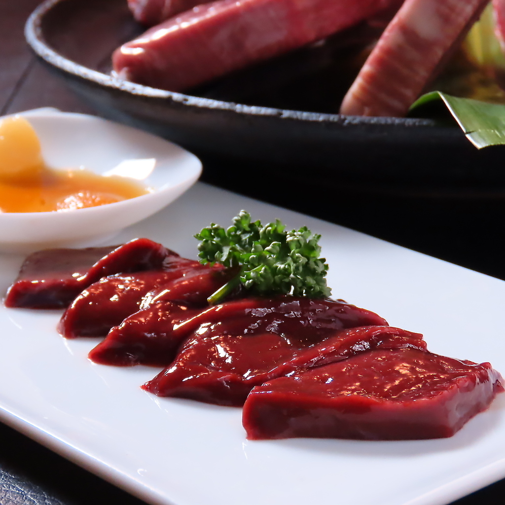 名古屋の名店、炭火香る個室空間で厳選和牛を贅沢に堪能できる炭火焼肉一徳。