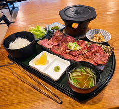 香ばしい香りと肉汁！溶岩焼きで味わう熟成牛タン御膳