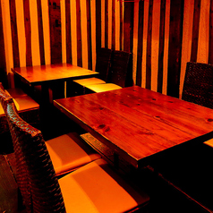 落ち着いた雰囲気の１Ｆテーブル席は、窓から入る陽が暖かく、昼と夜では違った雰囲気で本格イタリアンがお楽しみいただけます。